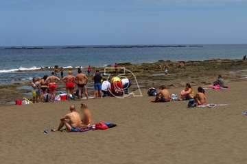 Una mujer se siente indispuesta en la playa de Salinetas y es evacuada en una ambulancia del SUC (Foto TA)